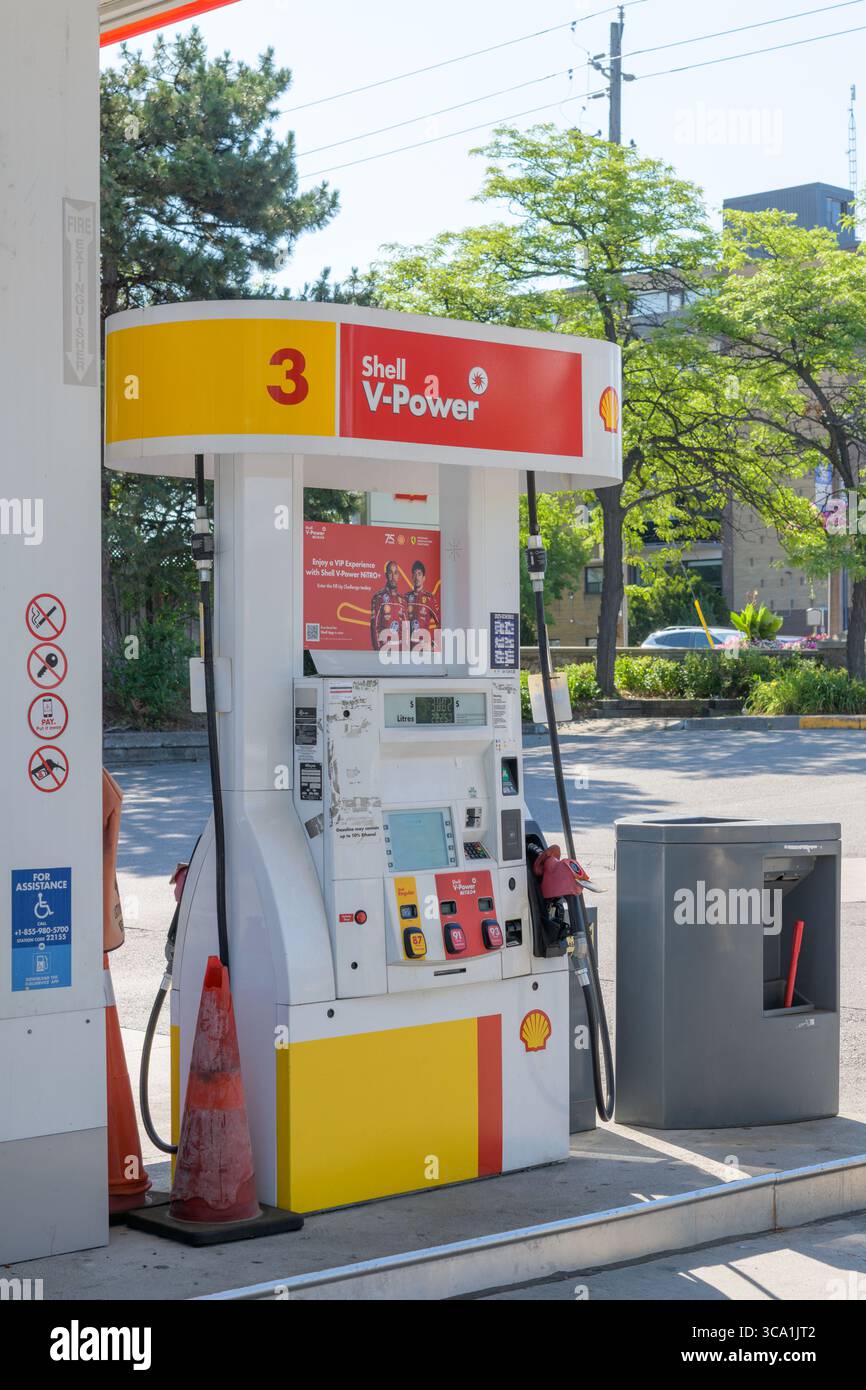 Die Shell V-Power-Gaspumpe an Station Nr. 3 verfügt über Tasten für Kraftstoffqualität, Digitalbildschirm, rote Düse und Sicherheitsschilder. Stockfoto