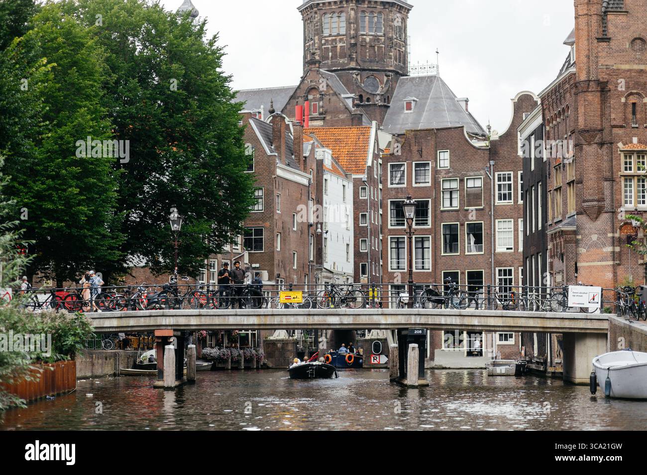 Amsterdam, Niederlande - August 2025: Panorama-Tanzhäuser auf dem Fluss Amstel. Beliebtes Wahrzeichen und Reiseziel in der alten europäischen Stadt Stockfoto