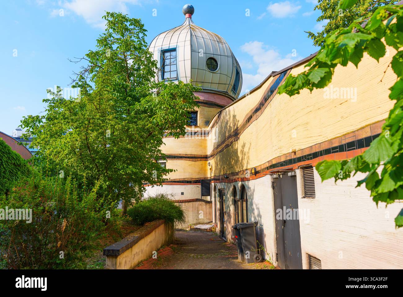 Architektonische Details des Wohnkomplexes Waldspirale mit markanter Kuppel und lebhaftem Grün, die innovatives Design in Darms hervorheben Stockfoto