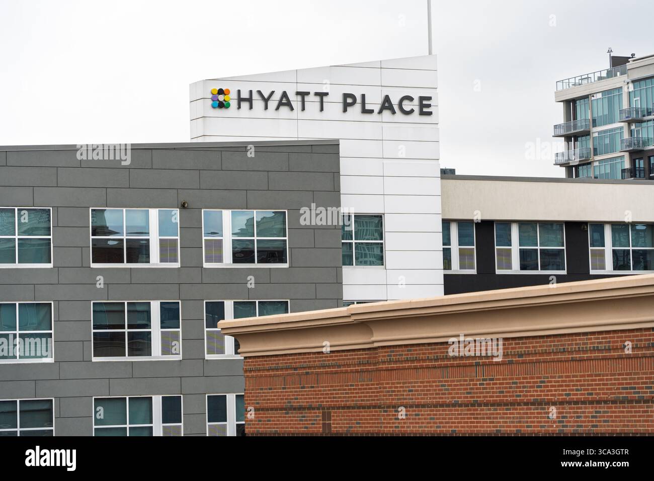 Greenville, SC - USA - Juli 30 2025 - Hyatt Place Hotel Gebäude an einem bewölkten Tag Stockfoto