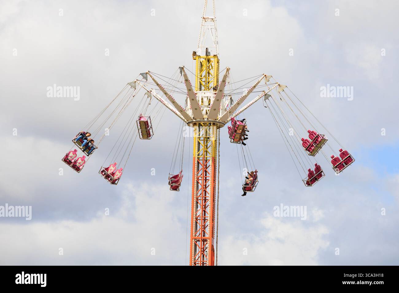 Der hohe Turmstuhl schwingt auf dem Festplatz, Willen Lake, Milton Keynes, Buckinghamshire, England Stockfoto