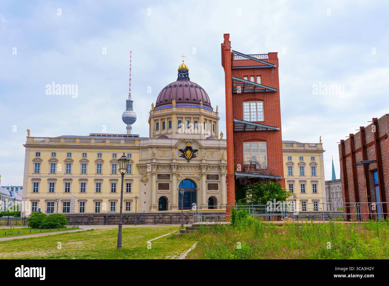 Berlin, Deutschland - 1. Juni 2025: Architektonischer Blick auf das Humboldt Forum und Schinkels Bauakademie mit kontrastierenden Stilen und dem Berliner Fernsehturm Stockfoto