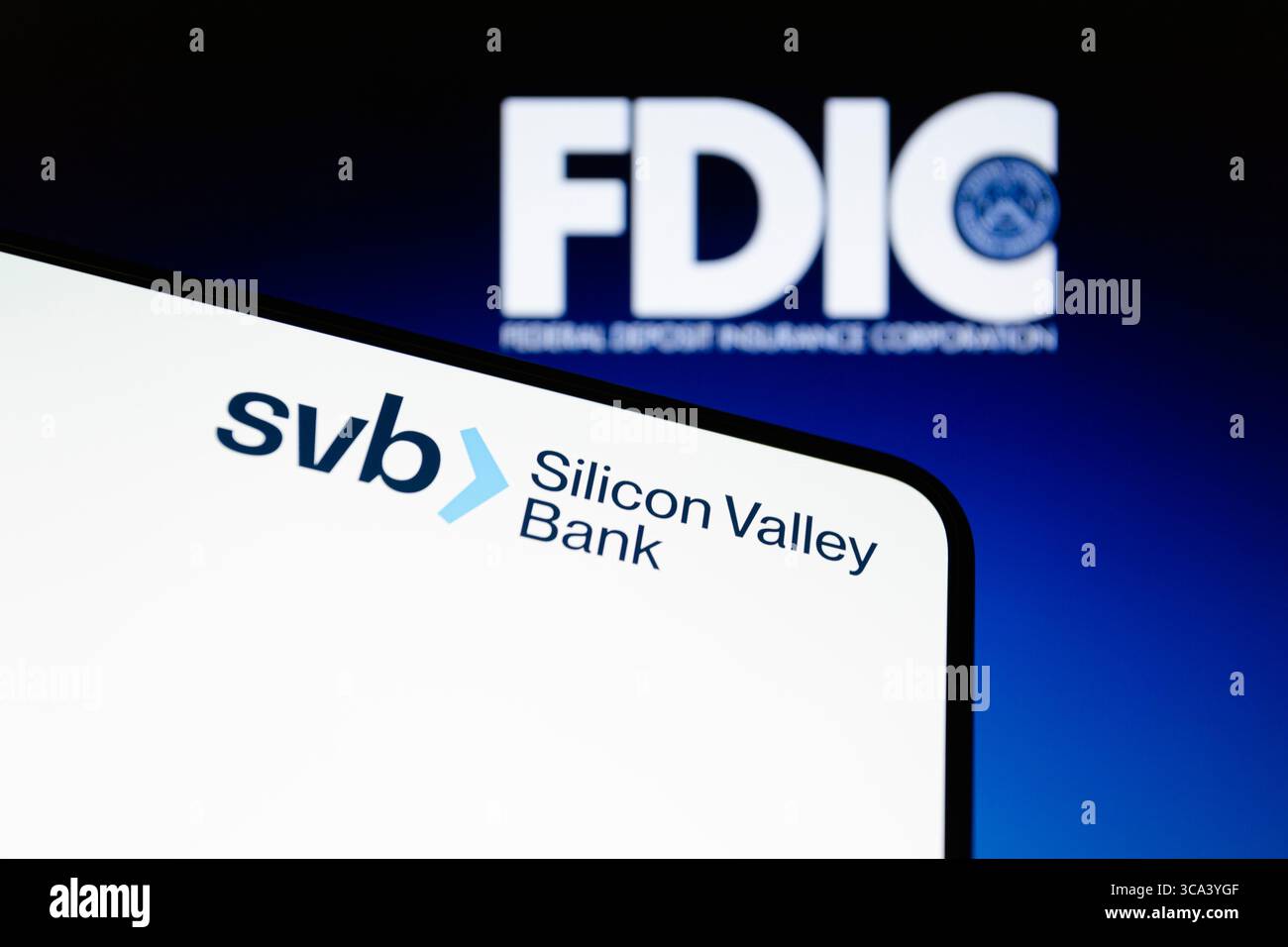 10. März 2023, Asuncion, Paraguay: SVB-Logo auf einem Smartphone mit FDIC-Logo. Die in Santa Clara ansässige Silicon Valley Bank (SVB) wurde heute vom California Department of Financial Protection and Innovation geschlossen, das die Federal Deposit Insurance Corporation (FDIC) zum Empfänger ernannte. Um die versicherten Einleger zu schützen, gründete das FDIC die Einlagenversicherung National Bank of Santa Clara (DINB). Zum Zeitpunkt der Schließung übertrug die FDIC als Insolvenzverwalter unverzüglich alle versicherten Einlagen der Silicon Valley Bank an die DINB. (Bild: © Andre M. Chang/ZUMA Press Wire) Stockfoto