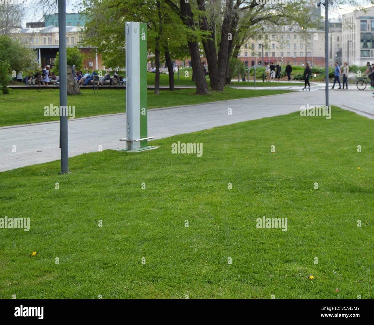 Eine Säule der Rettungsdienste im Stadtpark, Moskau, Russland - Mai 2017 Stockfoto