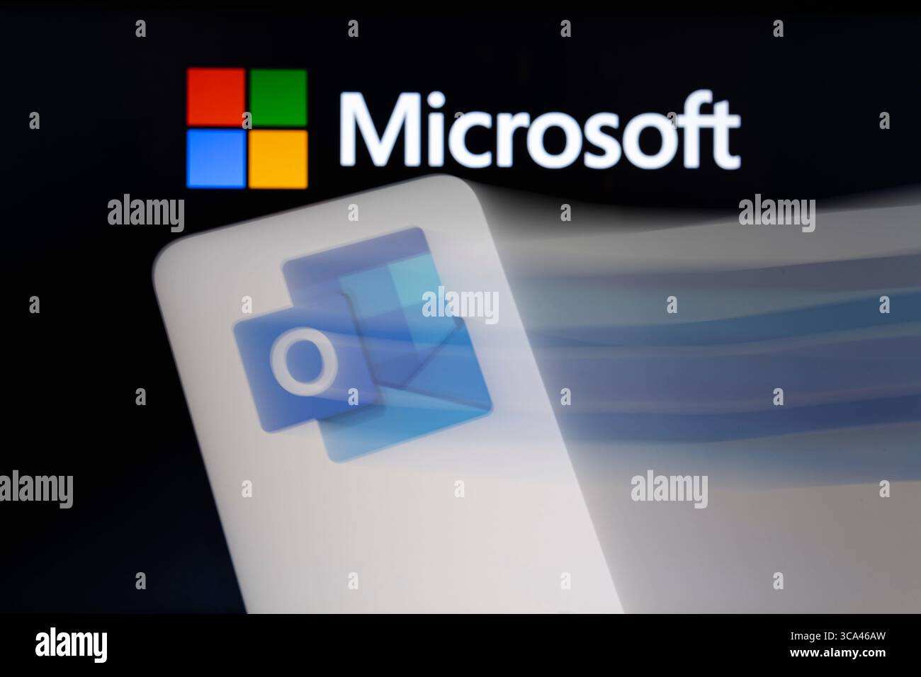 7. Februar 2023, Asuncion, Paraguay: Outlook-Logo auf einem Smartphone mit Microsoft-Logo. Laut Downdetector.com gab es in Nordamerika in den letzten 24 Stunden etwa 2.000 Vorfälle, in denen Menschen Probleme mit Outlook meldeten. Das Unternehmen verfolgt Ausfälle, indem es Statusberichte aus Quellen zusammenstellt, einschließlich von Benutzern übermittelter Problemberichte auf seiner Plattform. (Bild: © Andre M. Chang/ZUMA Press Wire) Stockfoto