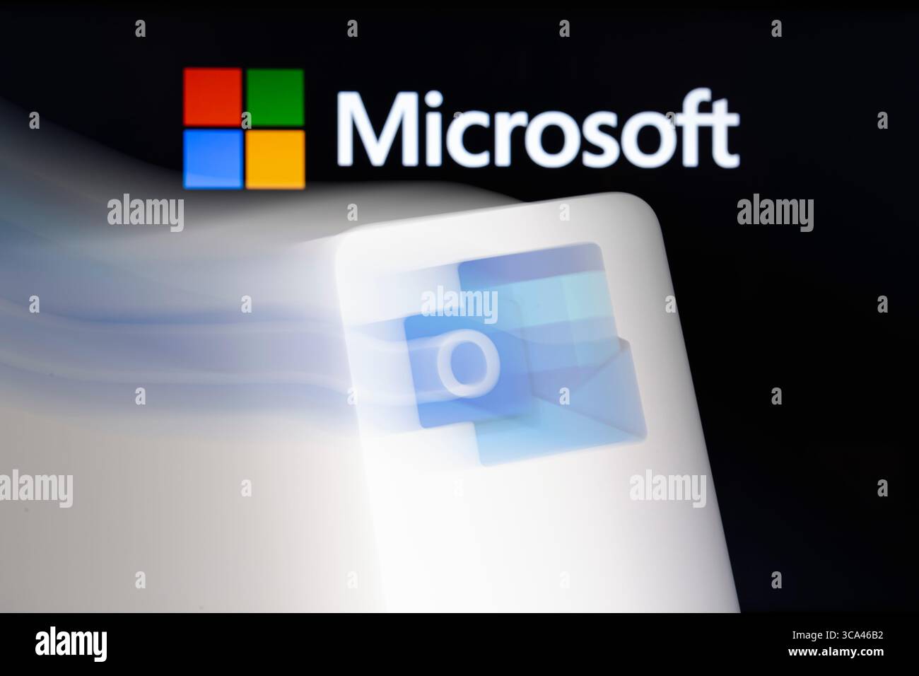 7. Februar 2023, Asuncion, Paraguay: Outlook-Logo auf einem Smartphone mit Microsoft-Logo. Laut Downdetector.com gab es in Nordamerika in den letzten 24 Stunden etwa 2.000 Vorfälle, in denen Menschen Probleme mit Outlook meldeten. Das Unternehmen verfolgt Ausfälle, indem es Statusberichte aus Quellen zusammenstellt, einschließlich von Benutzern übermittelter Problemberichte auf seiner Plattform. (Bild: © Andre M. Chang/ZUMA Press Wire) Stockfoto