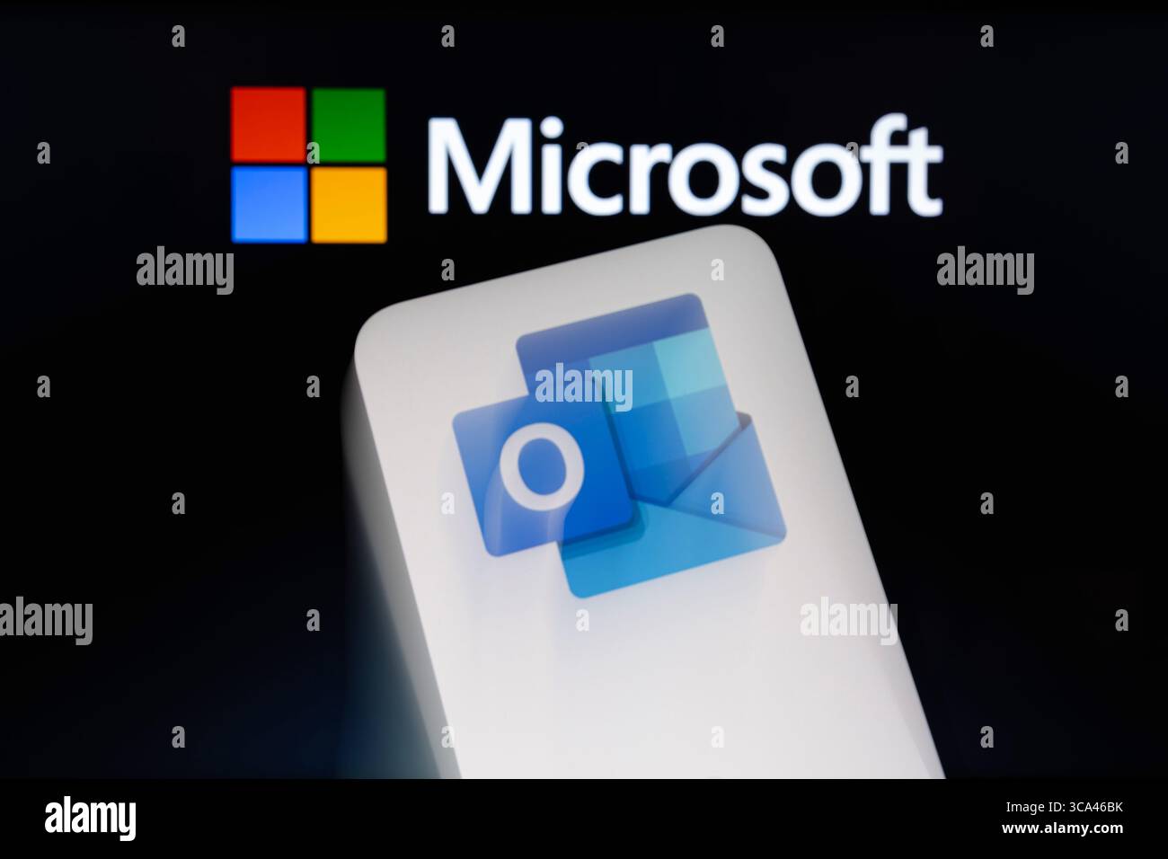 7. Februar 2023, Asuncion, Paraguay: Outlook-Logo auf einem Smartphone mit Microsoft-Logo. Laut Downdetector.com gab es in Nordamerika in den letzten 24 Stunden etwa 2.000 Vorfälle, in denen Menschen Probleme mit Outlook meldeten. Das Unternehmen verfolgt Ausfälle, indem es Statusberichte aus Quellen zusammenstellt, einschließlich von Benutzern übermittelter Problemberichte auf seiner Plattform. (Bild: © Andre M. Chang/ZUMA Press Wire) Stockfoto