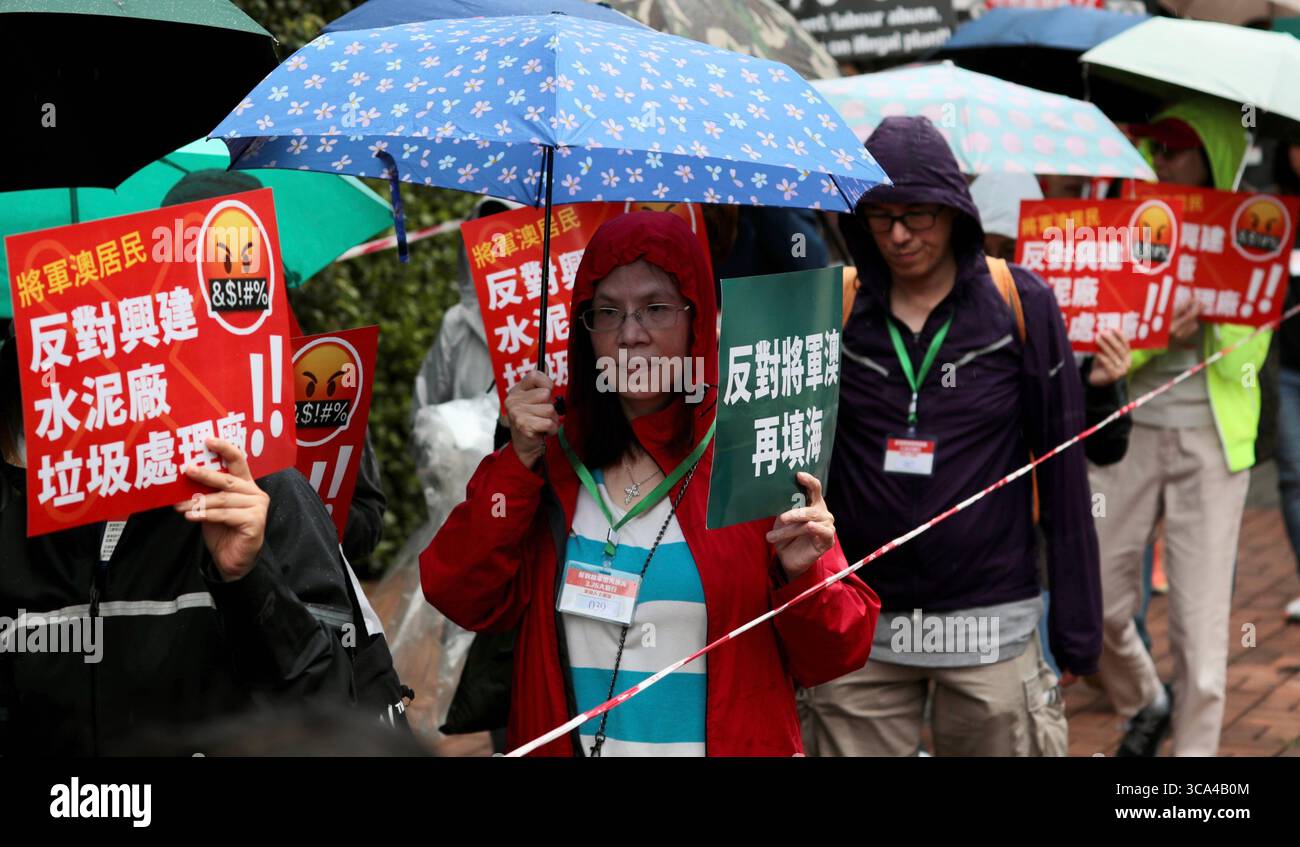 26. März 2023, HONGKONG, CHINA: In Hongkong nahmen Bewohner von Cheung Kwan O mit Hundeanhänger ( ID-Tags ) heute Morgen an der ersten von der Regierung genehmigten öffentlichen Demonstration nach der Umsetzung des NATIONALEN SICHERHEITSGESETZES Teil. Weniger als 100 Bürger nahmen an der öffentlichen Demonstration Teil, um ihre Missstände über den zukünftigen Plan der Regierung Hongkongs zum Bau einer neuen Zementfabrik, einer neuen Abfallverarbeitungsanlage neben dem Wohngebiet Cheung Kwan O und der umfangreichen Sanierung der Bucht zum Ausdruck zu bringen.26. März 2023Hong Kong.ZUMA/Liau Chung-ren (Credit Image: © Liau Chung-ren/ZUMA P Stockfoto