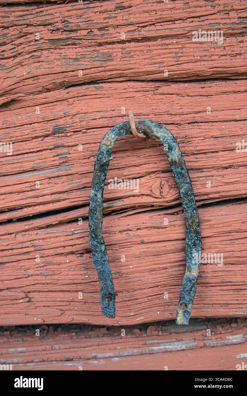 Ein altes Hufeisen an der Hauswand schützt vor Unglück nach altem Aberglauben in Schweden. Stockfoto