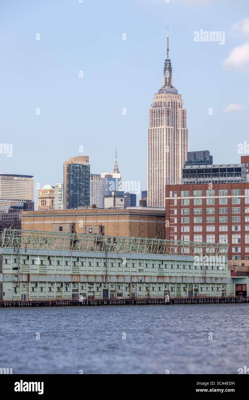 Das Empire State Building vom Hudson River aus gesehen Stockfoto