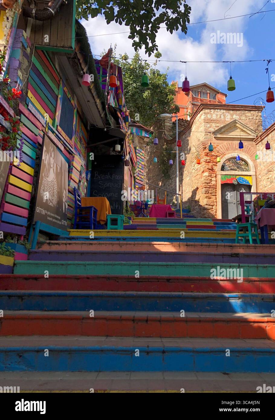 Lebhafte Regenbogentreppen im historischen Viertel Fatih in Istanbul, Türkei. Stockfoto