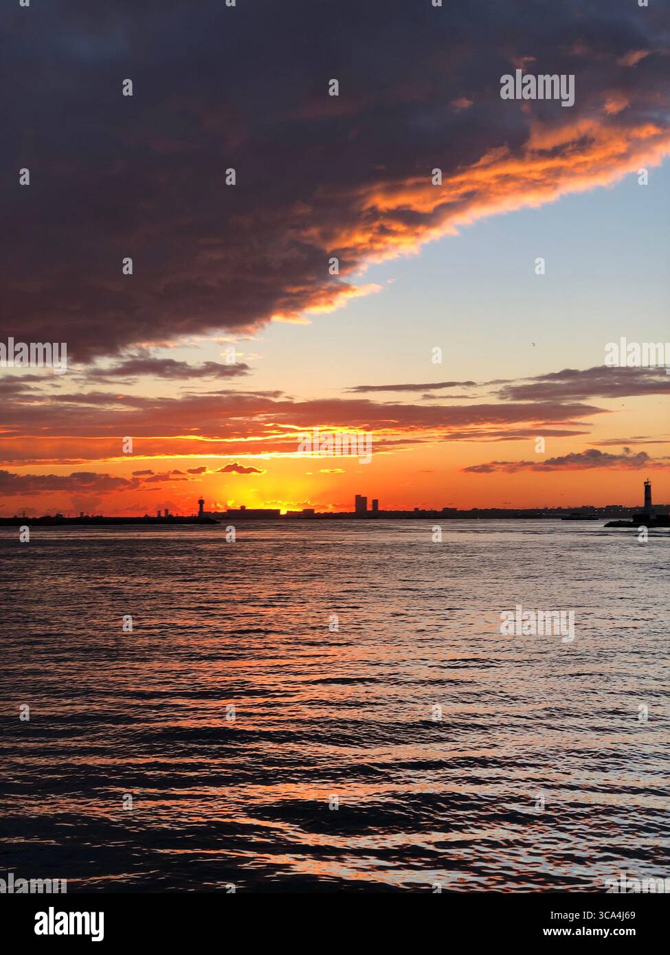 Wolkenreflexionen auf dem Bosporus, während Istanbul das letzte Licht des Tages umschließt. Stockfoto