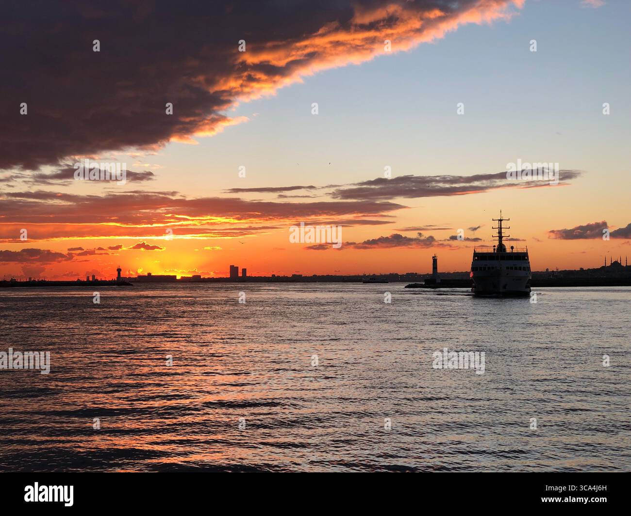 Ruhiger Abend am Bosporus, gemalt in warmen Sonnenuntergangstönen. Stockfoto