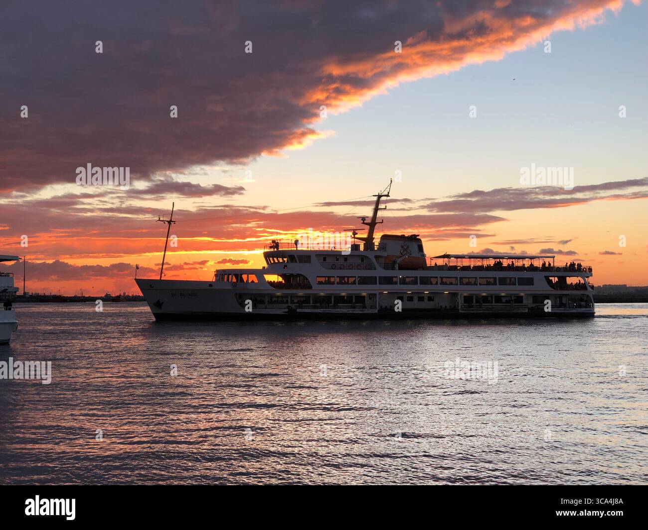 Ein poetischer Blick auf Istanbul, während sich die Sonne hinter den Wolken verabschiedet. Stockfoto
