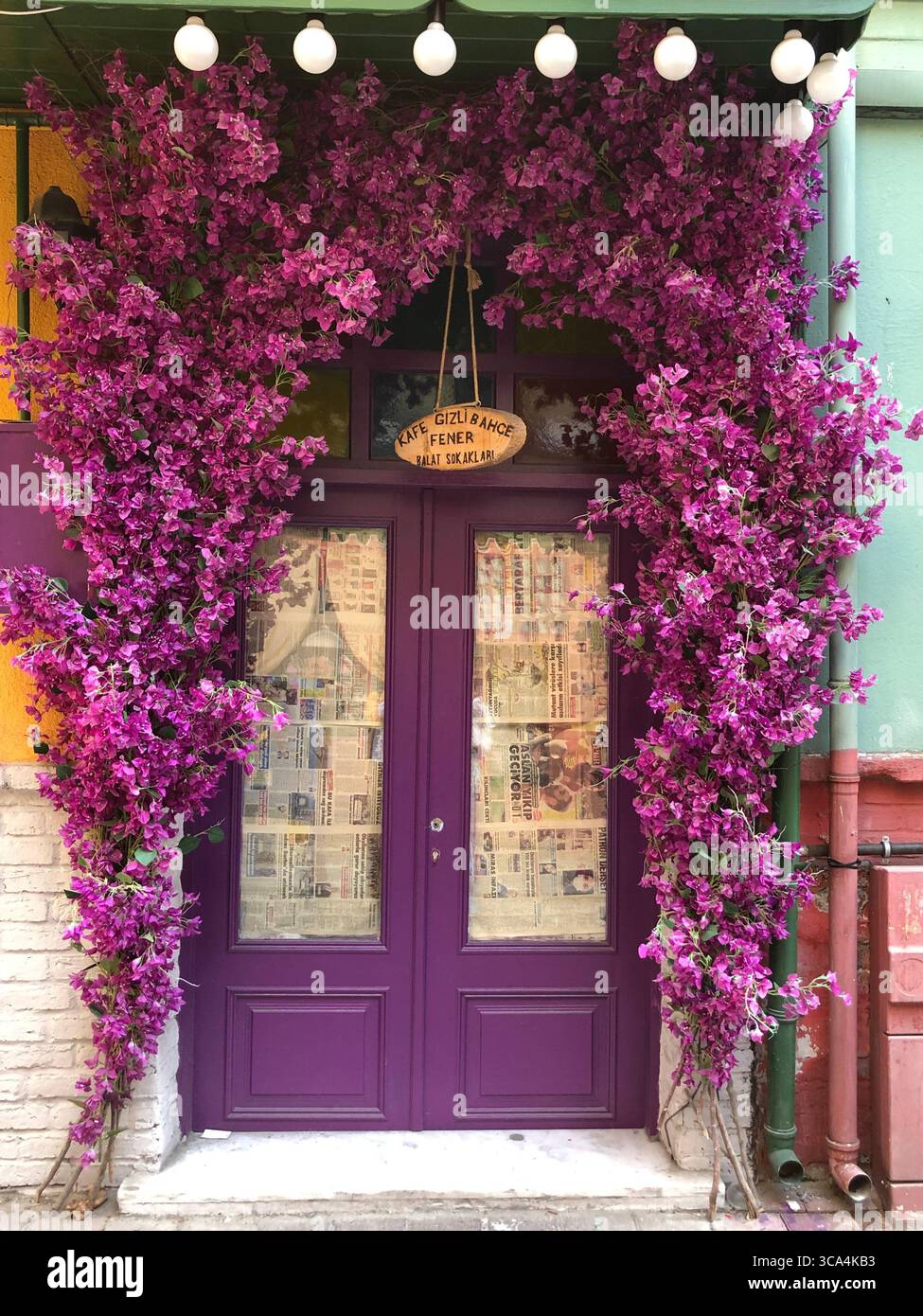 Sonnendurchflutete, farbenfrohe Fassaden von Balat in Istanbul - ein bezauberndes Labyrinth aus historischen Häusern und lebhaftem Straßenleben. Stockfoto