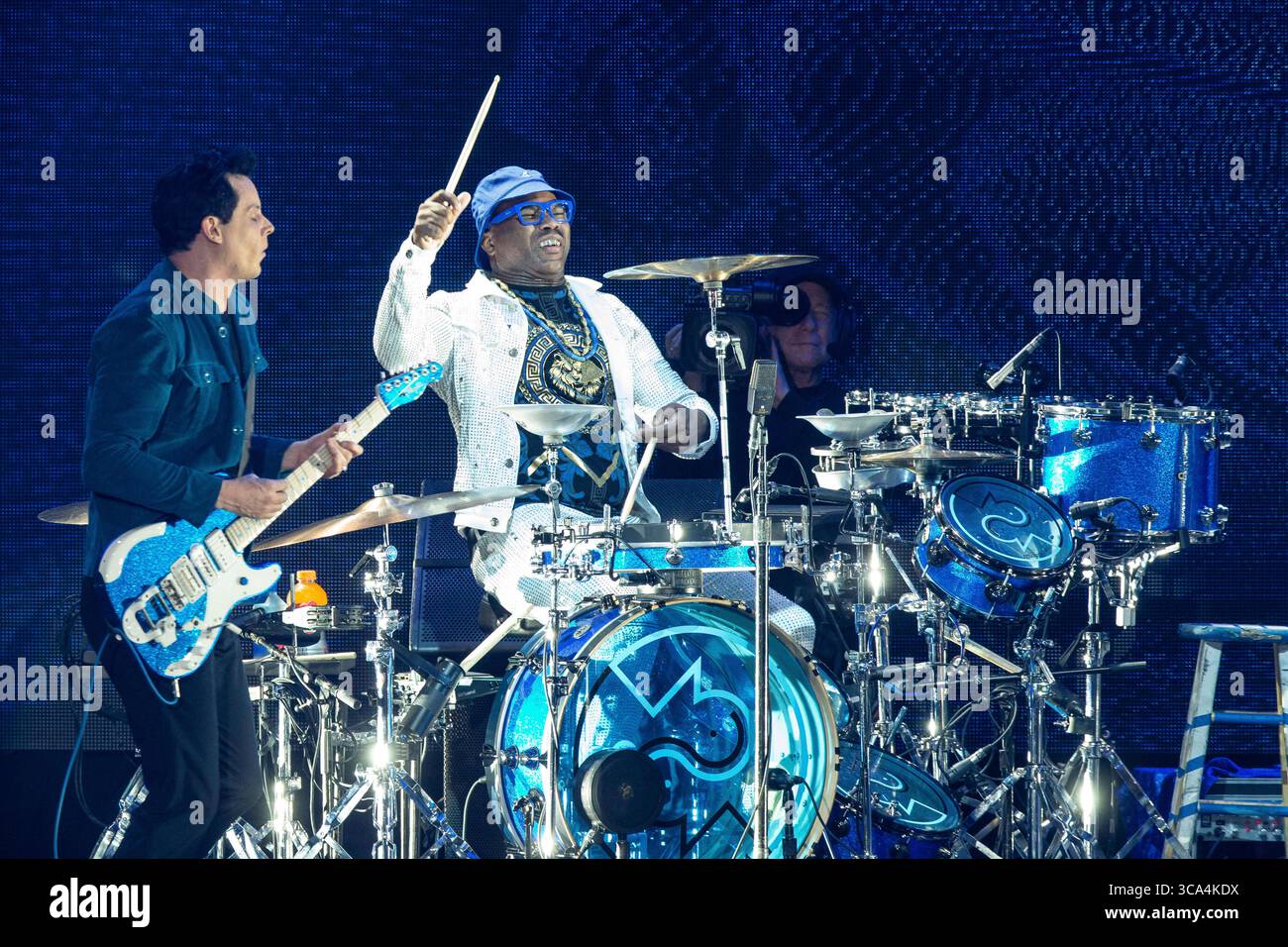 14. Januar 2023, Inglewood, Kalifornien, Vereinigte Staaten von Amerika: Drummer Daru Jones und Jack White treten während des iHeartRadio Alter EGO ’23 auf, präsentiert von Capital One auf dem KIA Forum am Samstag, den 14. Januar 2023 in Inglewood, Kalifornien. (Bild: © Chris Victorio/imageSPACE via ZUMA Press Wire) Stockfoto