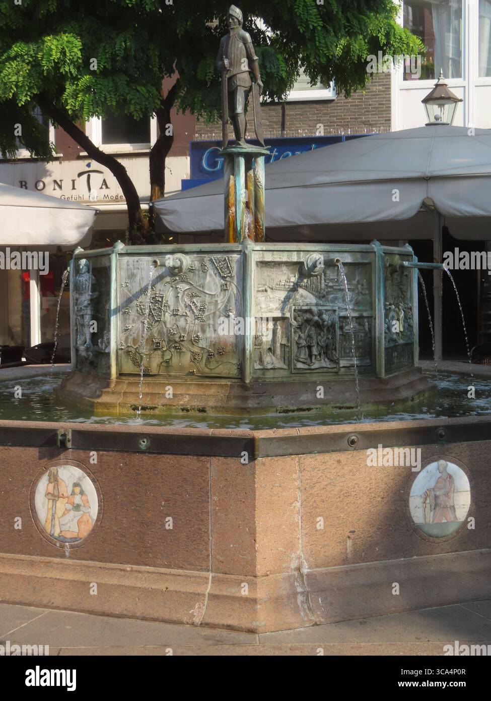 Motivbrunnen St. Quirinus Neuss St. Quirinus Motivbrunnen *** Motivbrunnen St. Quirinus Neuss St. Quirinus Motivbrunnen Stockfoto