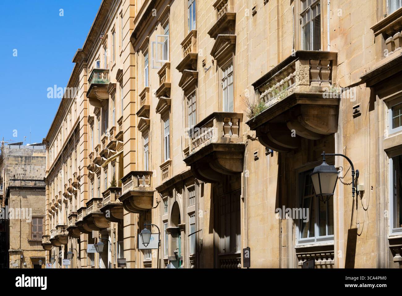 Klassischer maltesischer und mediterraner Architekturstil und Kalksteinmaterialien in Old Bakery Street, Valletta, Malta Stockfoto