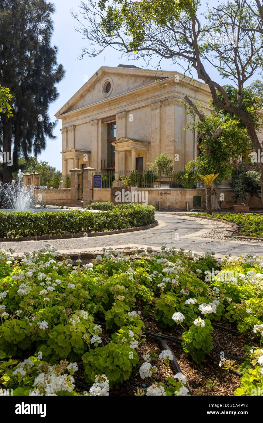 Die Rückansicht des einst die C 19 Garnison Kirche, jetzt der Börse, in der oberen Barrakka Gardens, Valletta, Malta. Stockfoto