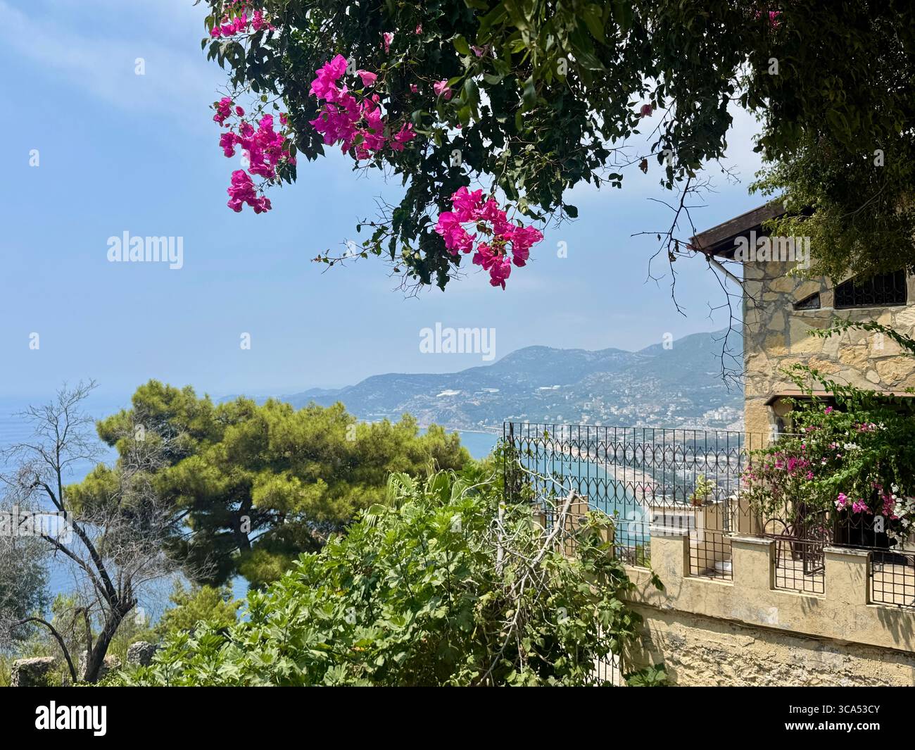 Das Foto wird diesen Sommer in Alanya Türkei aufgenommen. Strand, Stute und Pflanzen sind sichtbar. Blauer Himmel mit wenigen Wolken. Sonnig und warm - Smartphone-aufgenommenes Stockfoto