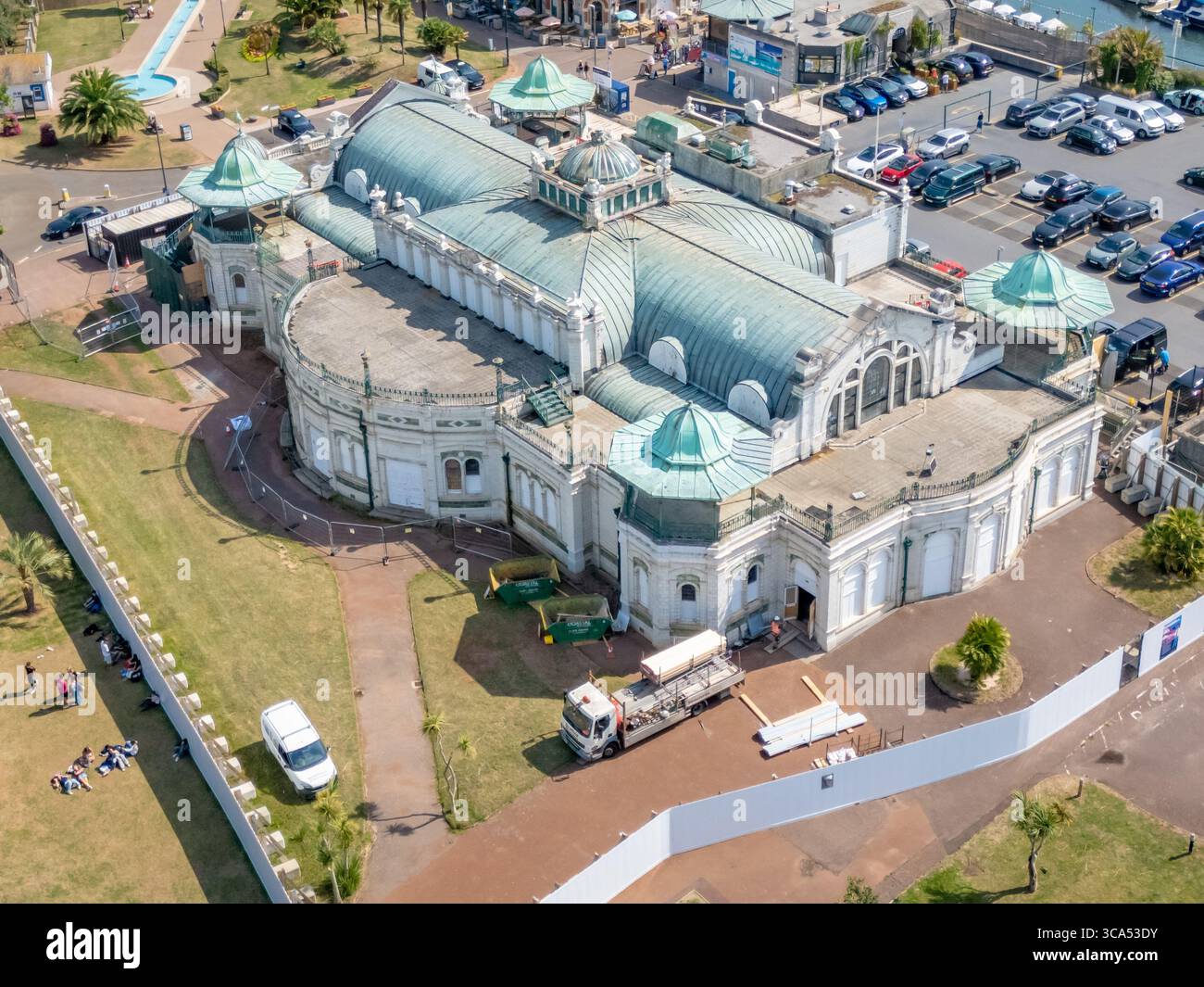 Torquay, Devon, Großbritannien. August 2025. Blick aus der Vogelperspektive auf das denkmalgeschützte Gebäude Torquay Pavilion mit Restaurierungsarbeiten im Gange, Gerüste werden eingebracht und der Standort ist von Sicherheitszäunen umgeben. Autor: Thomas Faull/Alamy Live News Stockfoto