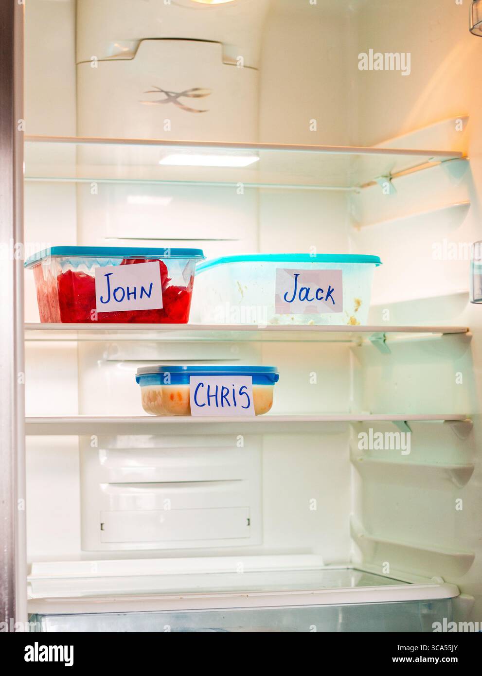 Speisenvorbereitung-Behälter im Bürokühlschrank. Ideal für Zeitmanagement-Inhalte und effiziente Arbeitsbereichseinstellungen. Stockfoto