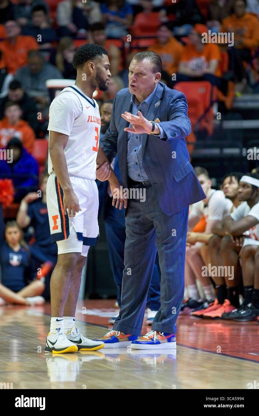 24. Januar 2023, Champaign, Illinois, USA: JAYDEN EPPS und BRAD UNDERWOOD unterhalten sich während eines Freiwurfs kurz. Ohio State Buckeyes besuchte die Fighting Illini der University of Illinois für ein Big10 Conference Division 1 NCAA menÃs Basketballspiel. Die Illini sind Sieger, 69-60. (Kreditbild: © Alan Look/ZUMA Press Wire) Stockfoto