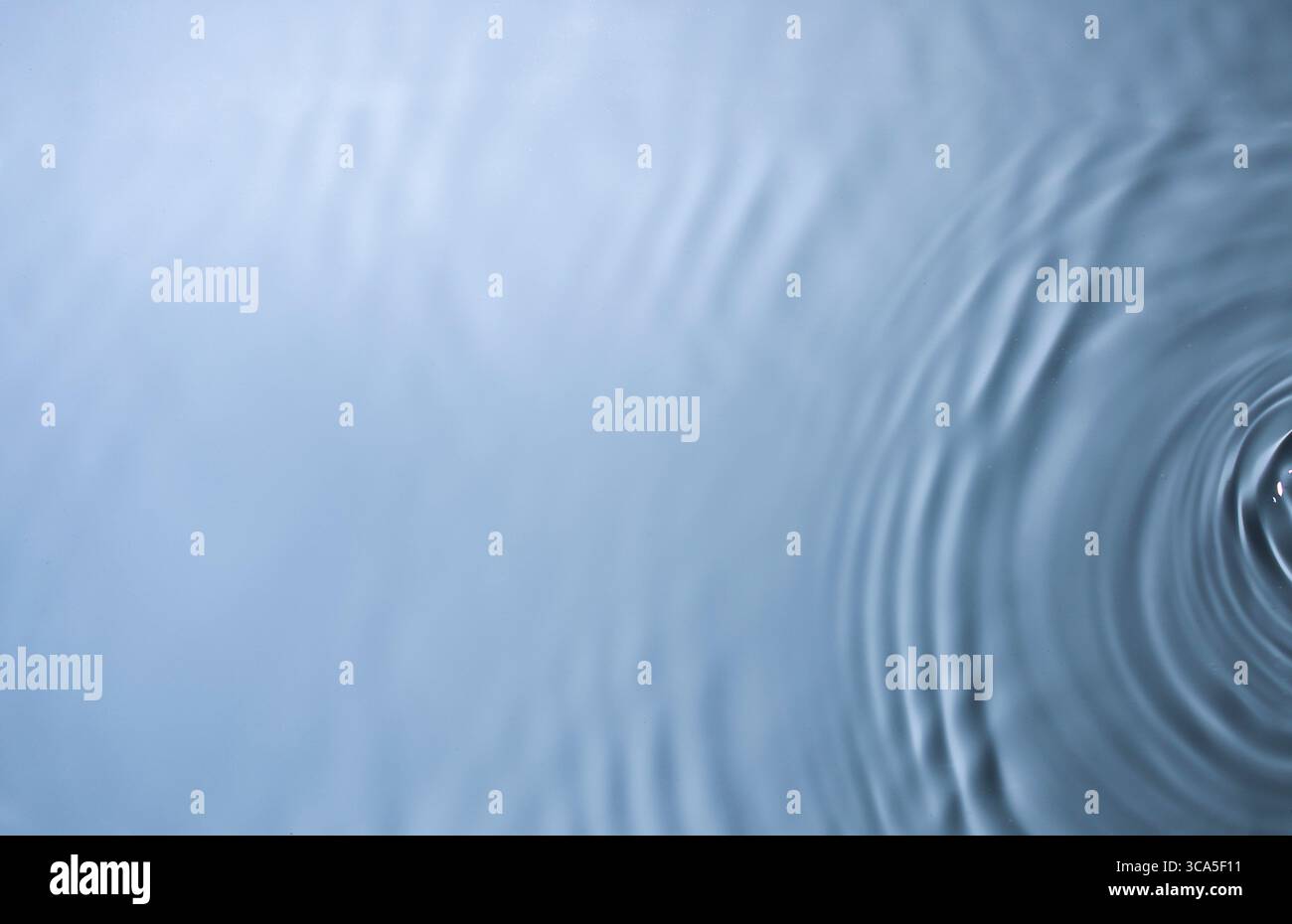 Fotografien von Indigowasseroberfläche mit sanften Wellen geben einen weichen Eindruck. Stockfoto