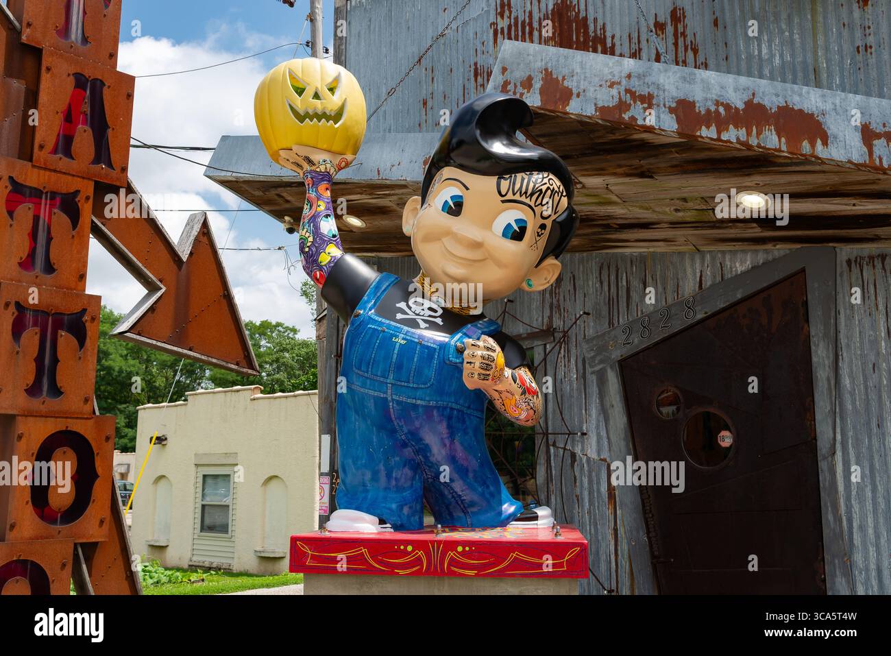 Springfield, Illinois - USA - 22. Juli 2025 - Vintage Bob's Big Boy Statue mit Tattoos auf der Route 66 in Springfield, Illinois, USA. Stockfoto