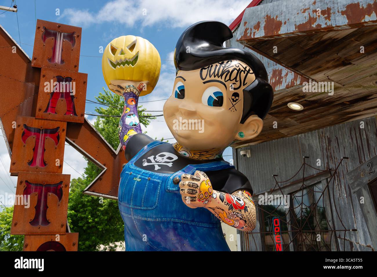 Springfield, Illinois - USA - 22. Juli 2025 - Vintage Bob's Big Boy Statue mit Tattoos auf der Route 66 in Springfield, Illinois, USA. Stockfoto