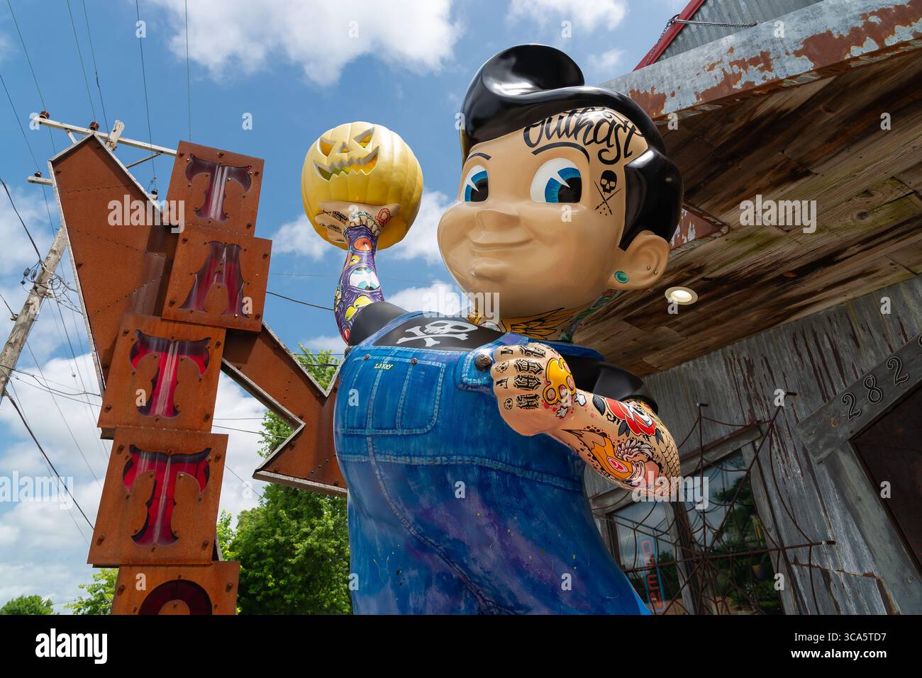 Springfield, Illinois - USA - 22. Juli 2025 - Vintage Bob's Big Boy Statue mit Tattoos auf der Route 66 in Springfield, Illinois, USA. Stockfoto