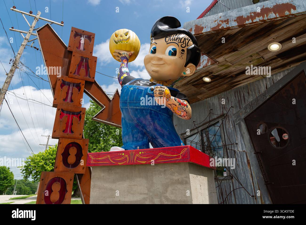 Springfield, Illinois - USA - 22. Juli 2025 - Vintage Bob's Big Boy Statue mit Tattoos auf der Route 66 in Springfield, Illinois, USA. Stockfoto