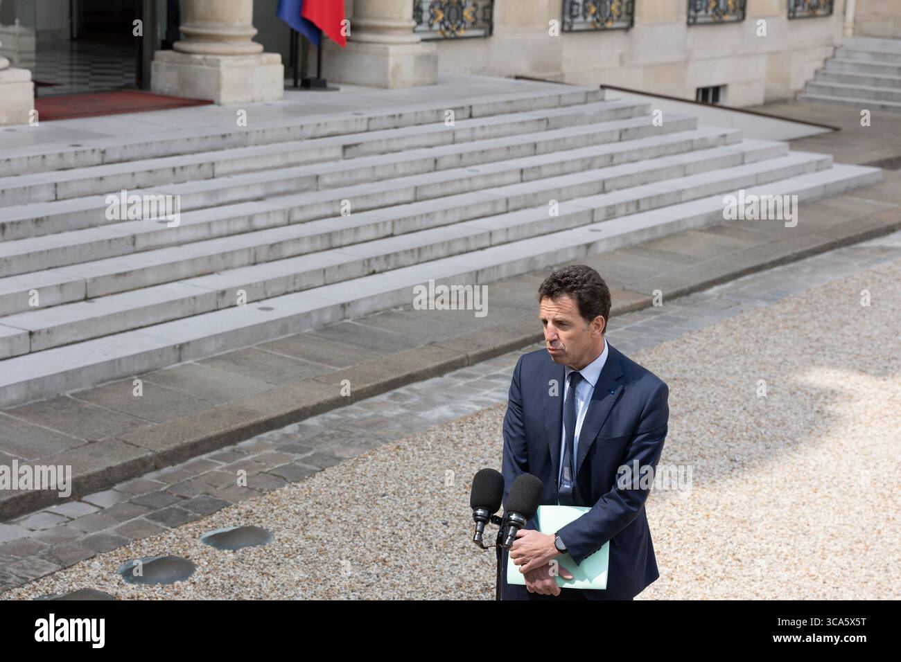 29. April 2021, Paris, Ile-de-France (Region, Frankreich: Herr Geoffroy ROUX DE BEZIEUX, Präsident des MEDEF. Die Gewerkschaften und Arbeitgeberorganisationen wurden vom Elysee zu einem Treffen mit dem Präsidenten der Französischen Republik, Emmanuel Macron, eingeladen, um Lösungen für die wirtschaftliche und soziale Krise im Zusammenhang mit der Epidemie zu erarbeiten. (Bild: © Sadak Souici/ZUMA Press Wire) Stockfoto