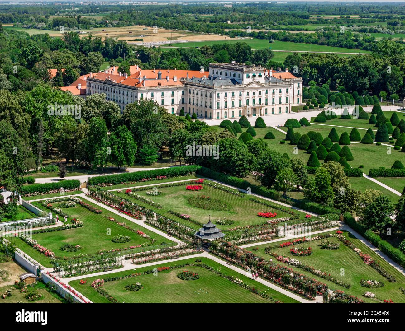 Luftbild der Burg Esterhazy in Ferton, auf dem Land im Westen Ungarns, Europa. Stockfoto