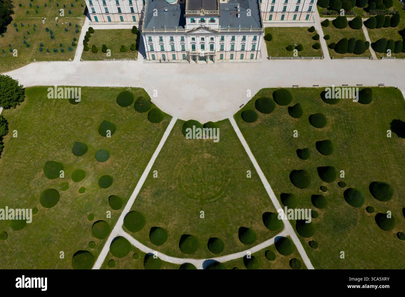 Luftbild der Burg Esterhazy in Ferton, auf dem Land im Westen Ungarns, Europa. Stockfoto