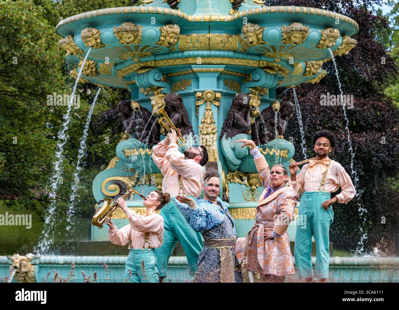 Die Besetzung und Musiker des Edinburgh Festival Fringe zeigen How to Win Against Histor, Ross Fountain, Princes Street Gardens, Schottland, Großbritannien Stockfoto