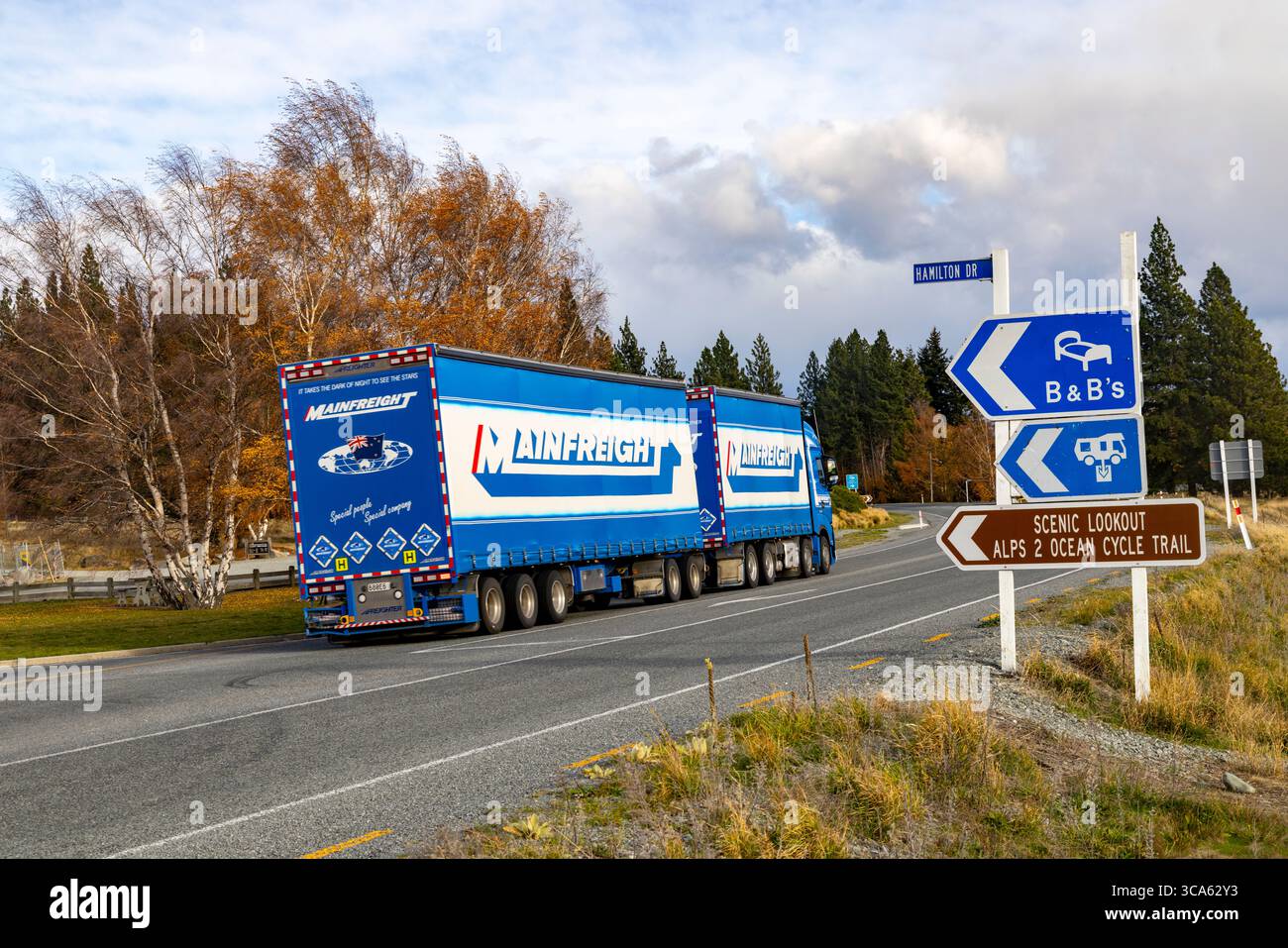 Lkw-Lastkraftwagen von Mainfreight nähern sich dem Dorf Lake Tekapo in Canterbury, Südinsel, Neuseeland Stockfoto