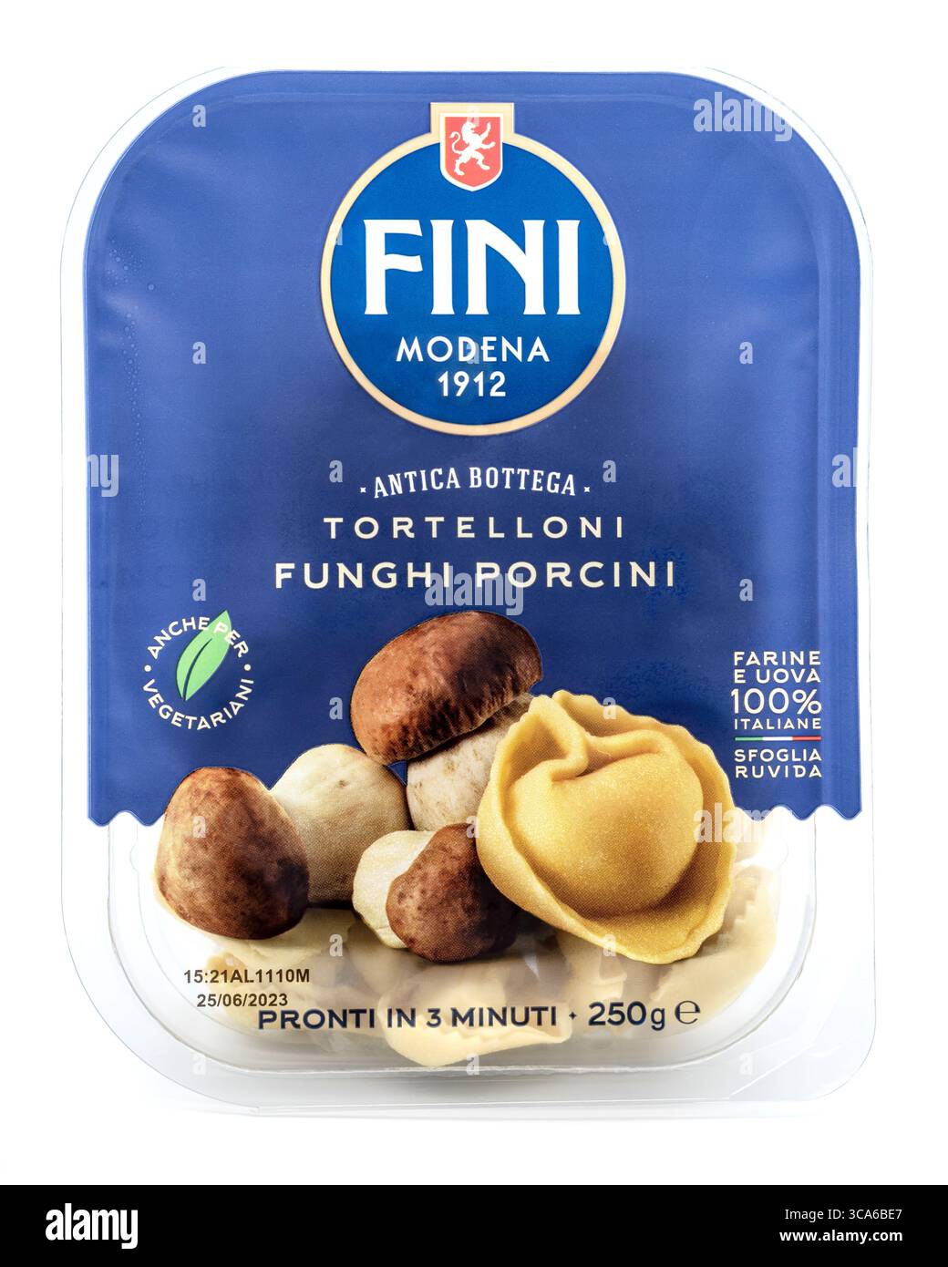 Fini Tortelloni Funghi Porcini, frisches Eierpasta Paket, italienisches Produkt auf weißem Hintergrund Stockfoto