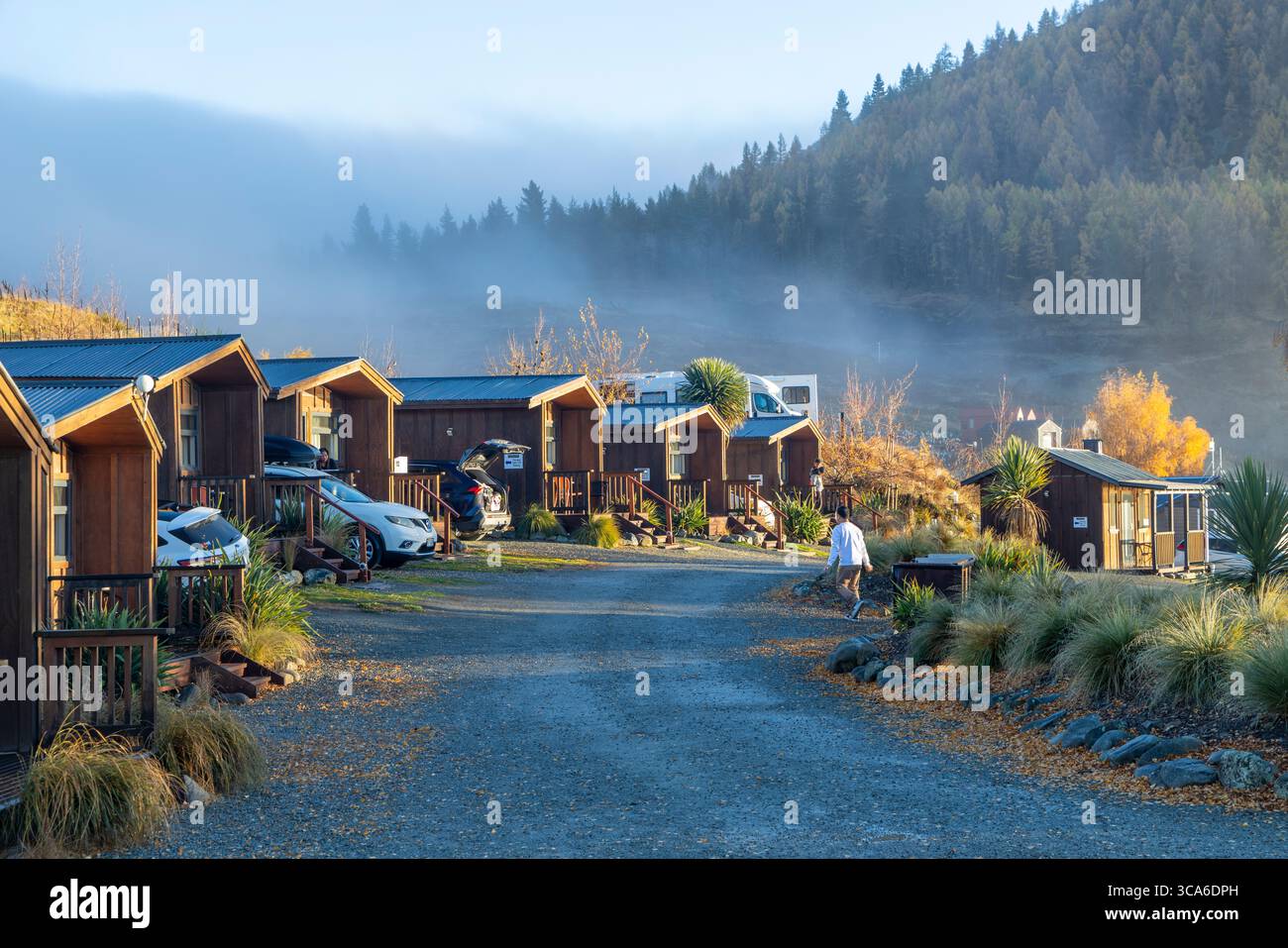 Lake Tekapo Stadt, Südinsel, Neuseeland, Lakes Edge Ferienpark für Wohnmobile und kleine rustikale Holzhütten, frühmorgens Nebel Stockfoto