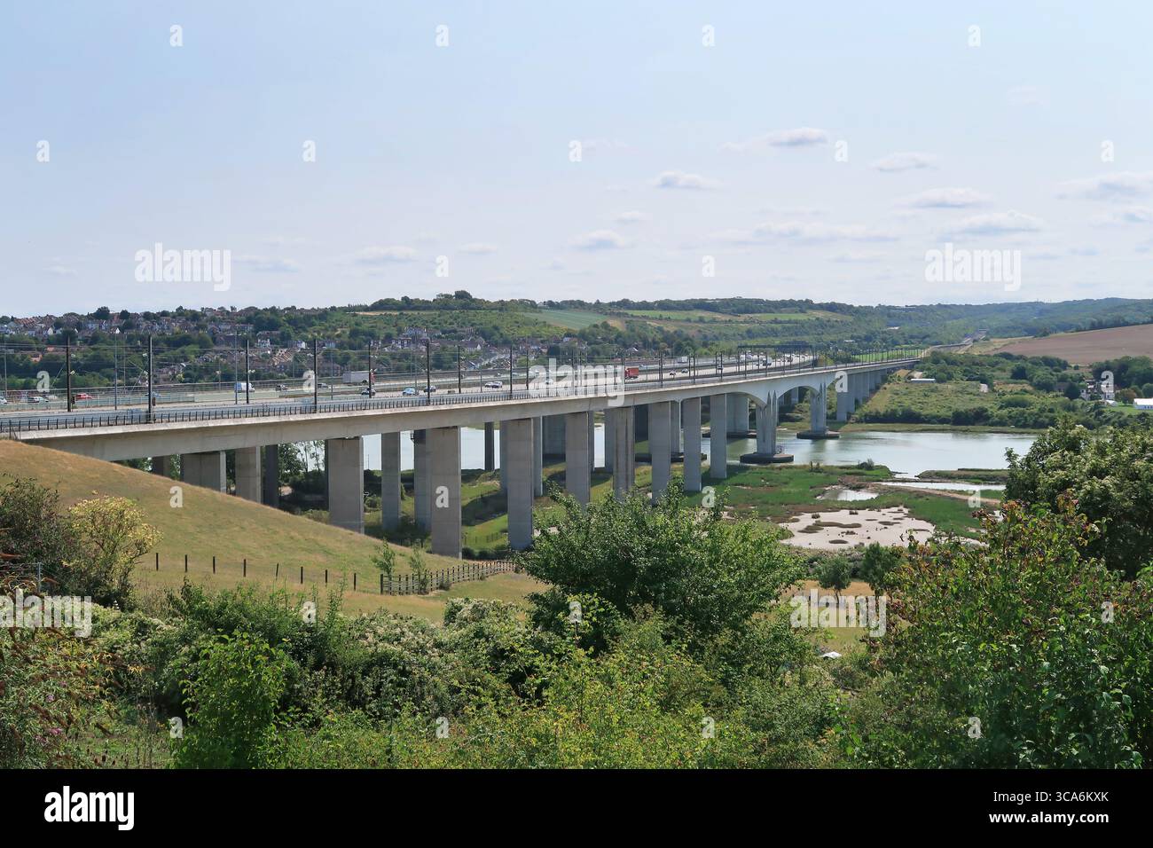 Die M2-Autobahnbrücke über den Fluss Medway in Kent, Großbritannien, entlang der Hochgeschwindigkeitsstrecke HS1 von London zum Channel Tunnel. Stockfoto