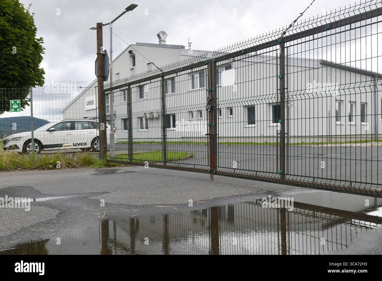 Nyrsko, Tschechische Republik. August 2025. UVEX-Gebäude in Nyrsko, 1. August 2025. Ein weiteres deutsches Unternehmen wird UVEX ersetzen, das im April seine Brillen- und Helmproduktion in Nyrsko eingestellt hat. Das Unternehmen wird den Standort kaufen und Dutzende von Menschen in der Leichtfertigung beschäftigen. Quelle: Miroslav Chaloupka/CTK Photo/Alamy Live News Stockfoto