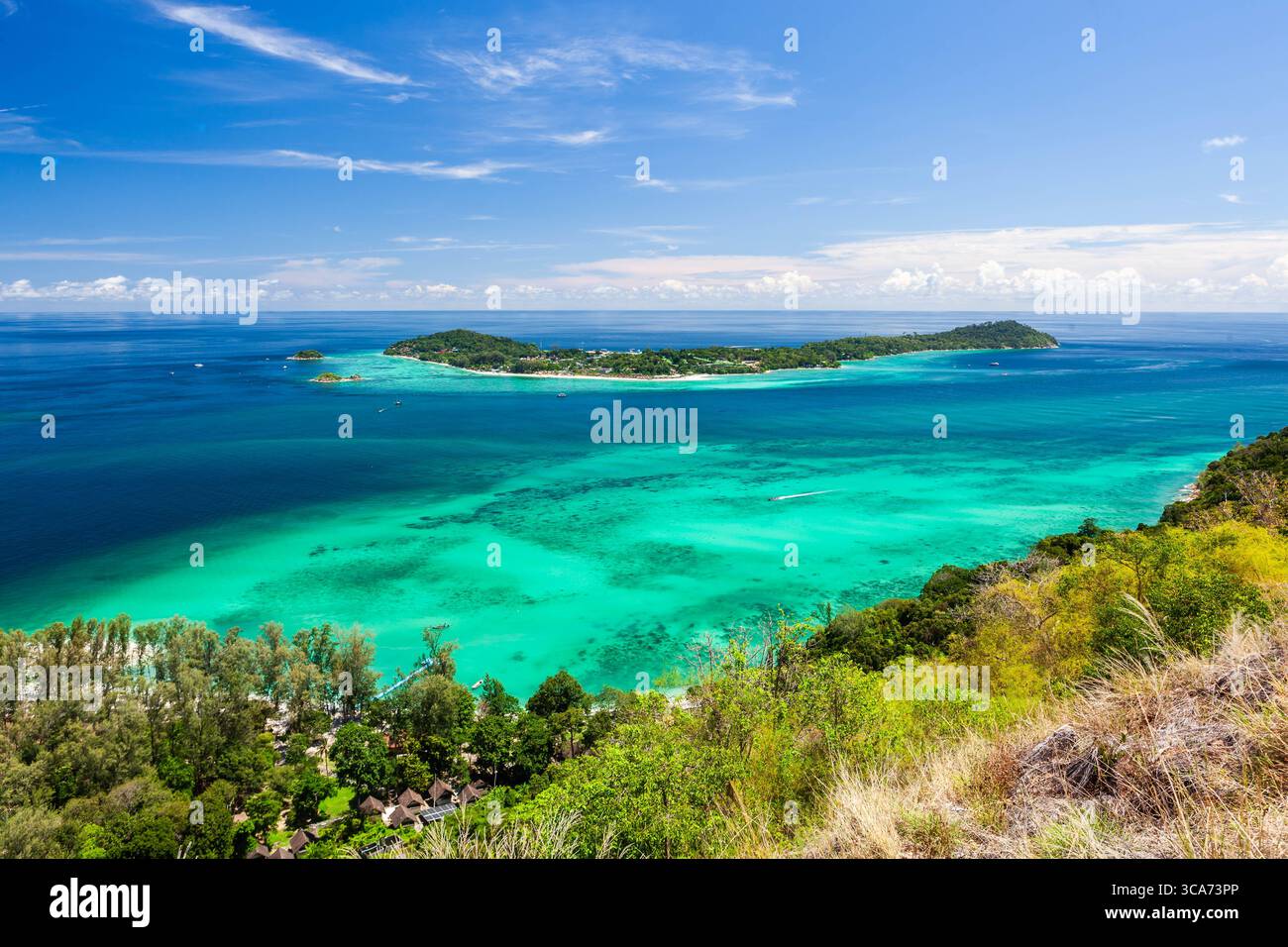 Blick auf die Insel Koh Lipe vom Aussichtspunkt Chado Cliff, Adang Island, Thailand. Kristallklares smaragdgrüner Andamanenmeer, Küste, ruhige Szene. Stockfoto Blick auf die Insel Koh Lipe vom Aussichtspunkt Chado Cliff, Adang Island, Thailand. Kristallklares smaragdgrüner Andamanenmeer, Küste, ruhige Szene. Stockfoto