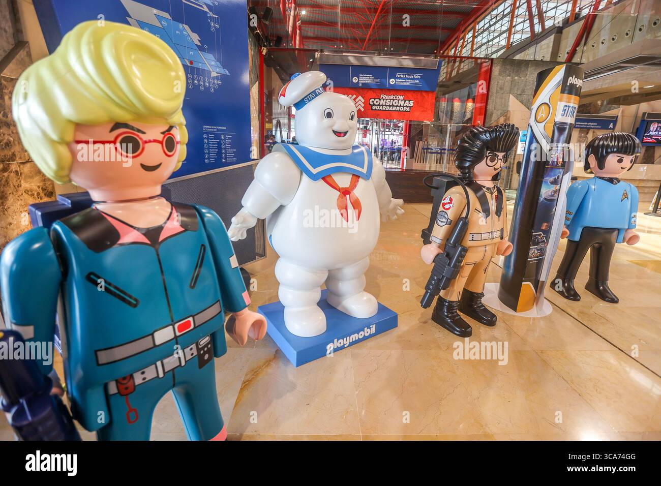 5. März 2023: 5. März 2023 (malaga)die FreakCon 2023 startete ihre siebte Ausgabe – die ambitionierteste und internationalste – mit einem „ausverkauften“ Poster für Samstag, das bereits zwei Tage lang hing. . Alles war bereit: Mehr als 30 Profis zwischen Vorträgen, Workshops und Wettbewerben und 46 Räume vom Schachbereich, Spielzimmer, Tattoo, Werkstätten, Bastelständen bis hin zur traditionellen Gasse der Kunst ist.Manga, Star Wars, Harry Potter, Superman. (Bild: © Lorenzo Carnero/ZUMA Press Wire) Stockfoto