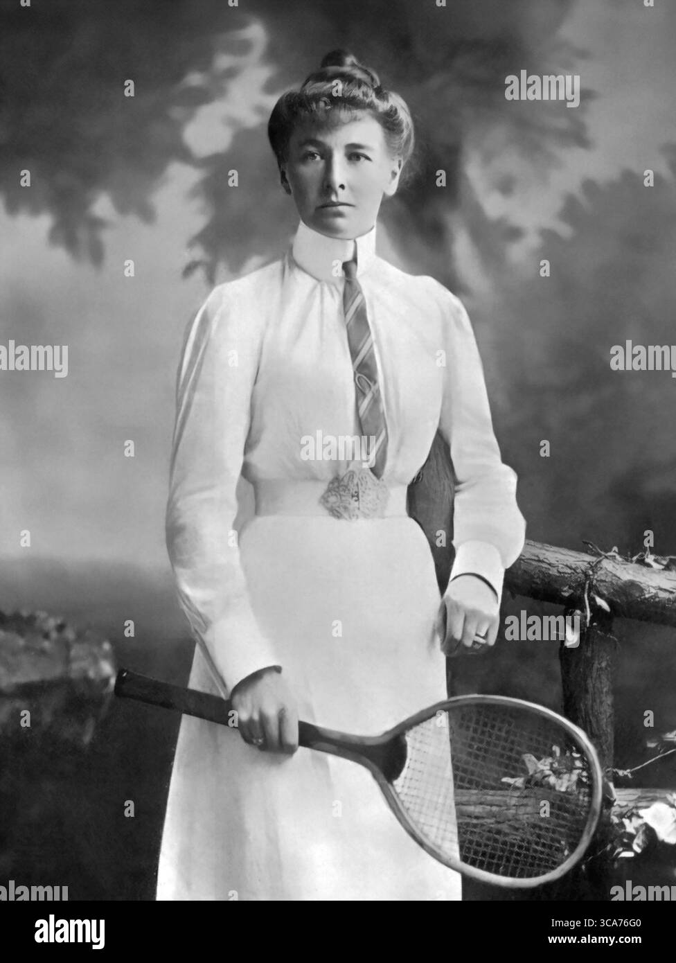 Charlotte Cooper. Porträt der englischen Tennisspielerin Charlotte 'Chattie' Reinagle Cooper Sterry (geb. Cooper; 1870–1966) aus dem Jahr 1900 Stockfoto