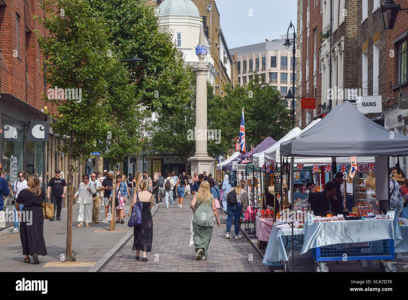 London, Großbritannien. August 2025. Die Leute spazieren entlang der Earlham Street mit Straßenmarktständen in Seven Dials im Covent Garden-Viertel im Londoner West End. Quelle: Vuk Valcic/Alamy Live News Stockfoto London, Großbritannien. August 2025. Die Leute spazieren entlang der Earlham Street mit Straßenmarktständen in Seven Dials im Covent Garden-Viertel im Londoner West End. Quelle: Vuk Valcic/Alamy Live News Stockfoto