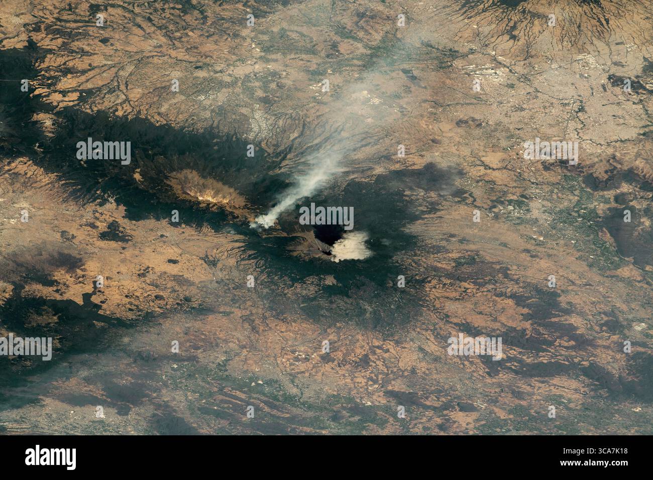 2. Mai 2023 – Mexiko – Popocatepetl ist einer der aktivsten Vulkane Mexikos. Während der aktuellen Eruptionsperiode des Berges, die seit 2005 andauert, schweben häufig vulkanische Emissionen aus seinem Gipfelkrater. Im Frühjahr 2023 wurden markante Federn in Bildern von Satelliten und Astronauten aufgenommen, die beide hunderte Kilometer über der Erdoberfläche umkreisen. Der Operational Land Imager (OLI) auf Landsat 8 akquirierte dieses Bild am 14. April 2023. Überwachungssysteme an diesem Tag haben Wasserdämpfe, vulkanische Gase und Asche erkannt, laut dem mexikanischen National Center for Disaster Prevention (CENAPRED) Stockfoto