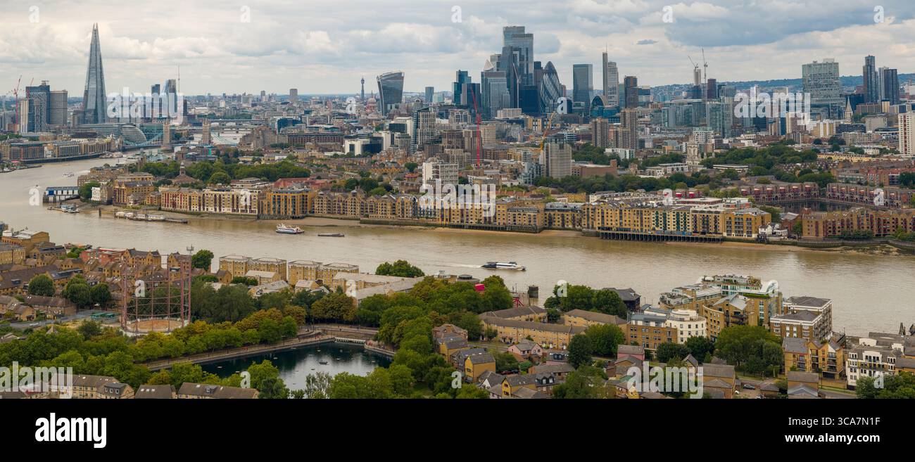 Ein atemberaubendes Luftbild von London mit der Themse, die sich durch das Herz der Stadt schlängelt. Stockfoto