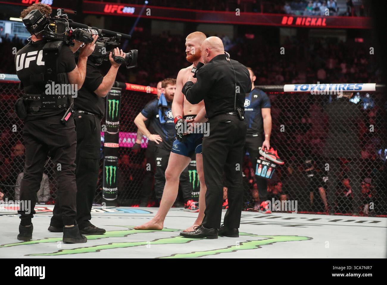 4. März 2023, Las Vegas, Nevada, USA: Joe Rogan Invterviews BO NICKAL im Mittelgewicht in der T-Mobile Arena. (Bild: © Justin Renfroe/ZUMA Press Wire) Stockfoto