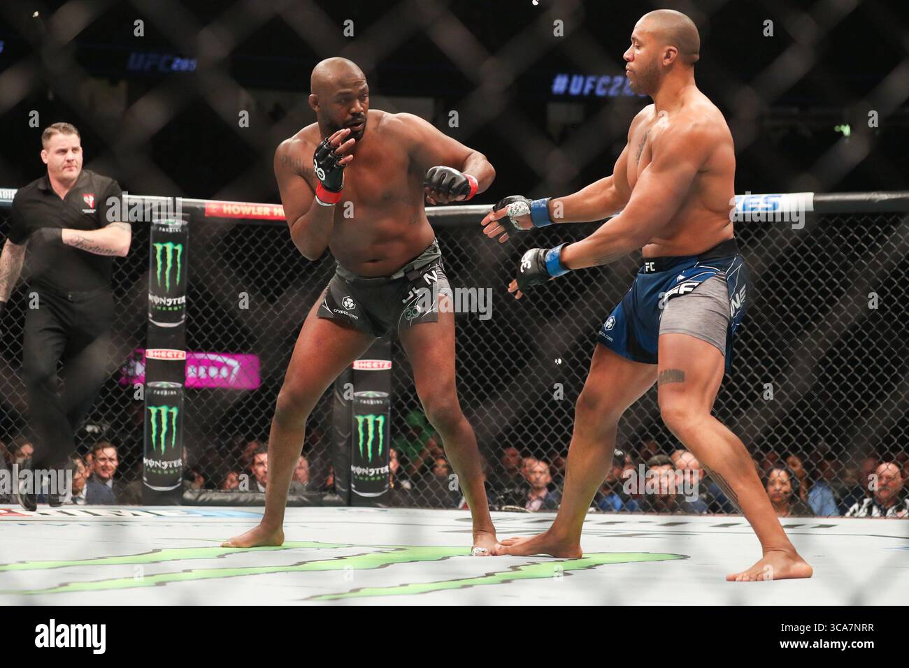 5. März 2023, Las Vegas, Nevada, USA: JON JONES (links) und CIRYL GANE (rechts) während des Schwergewichtskampfes in der T-Mobile Arena. (Bild: © Justin Renfroe/ZUMA Press Wire) Stockfoto