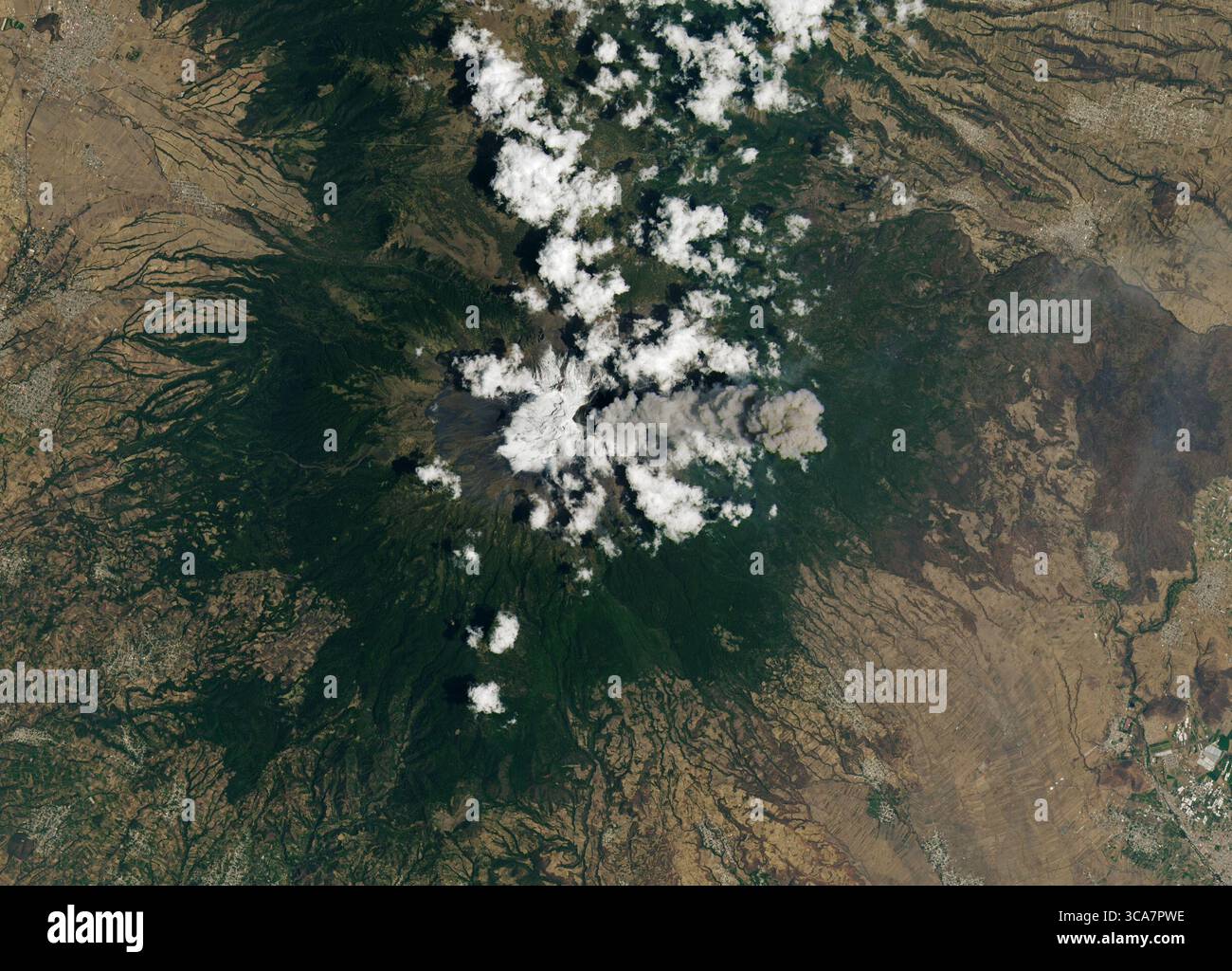 14. April 2023 - Mexiko - Popocatepetl ist einer der aktivsten Vulkane Mexikos. Während der aktuellen Eruptionsperiode des Berges, die seit 2005 andauert, schweben häufig vulkanische Emissionen aus seinem Gipfelkrater. Im Frühjahr 2023 wurden markante Federn in Bildern von Satelliten und Astronauten aufgenommen, die beide hunderte Kilometer über der Erdoberfläche umkreisen. Der Operational Land Imager (OLI) auf Landsat 8 akquirierte dieses Bild am 14. April 2023 (im Bild). Überwachungssysteme an diesem Tag haben Wasserdampf, vulkanische Gase und Asche entdeckt, wie das mexikanische National Center for Disaster Preventio mitteilte Stockfoto